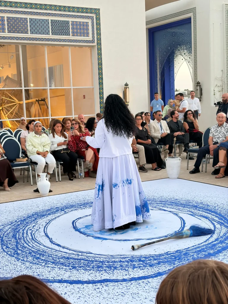 Au centre, le geste s'arrête.