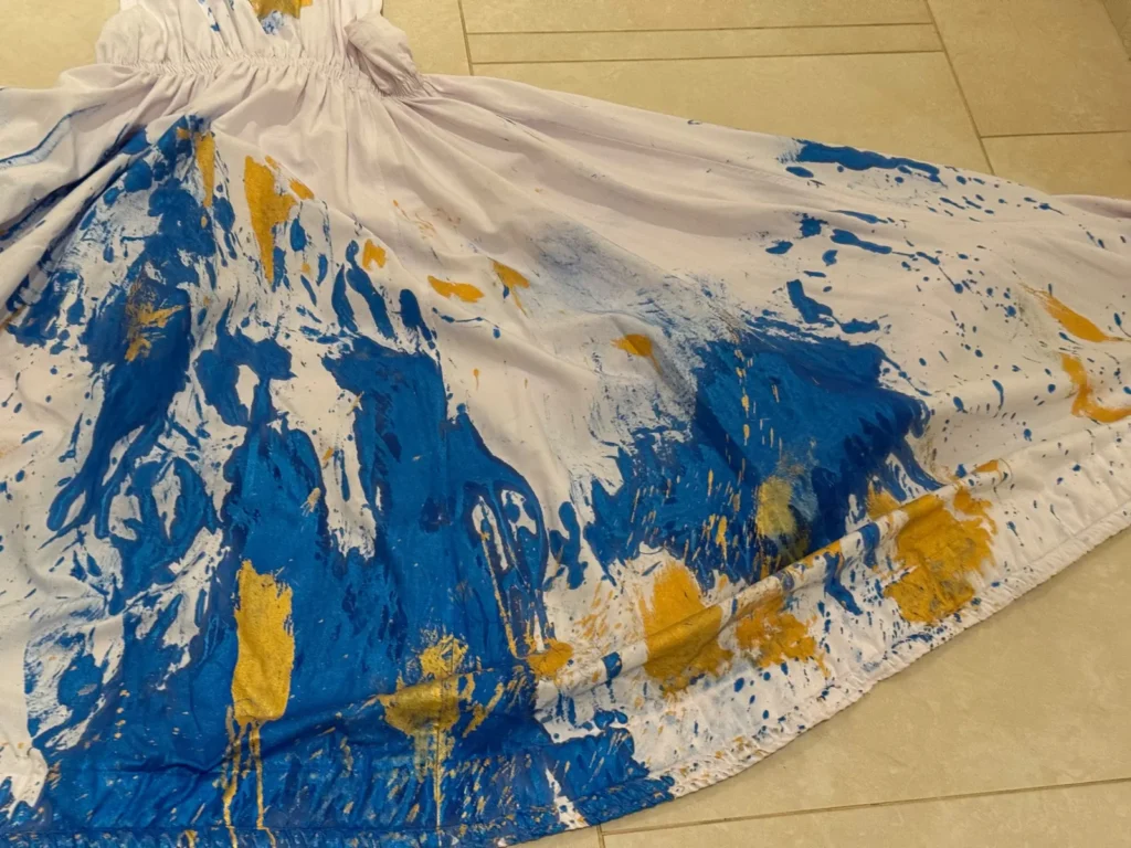 L'étoffe garde la mémoire des encres bleue et or.